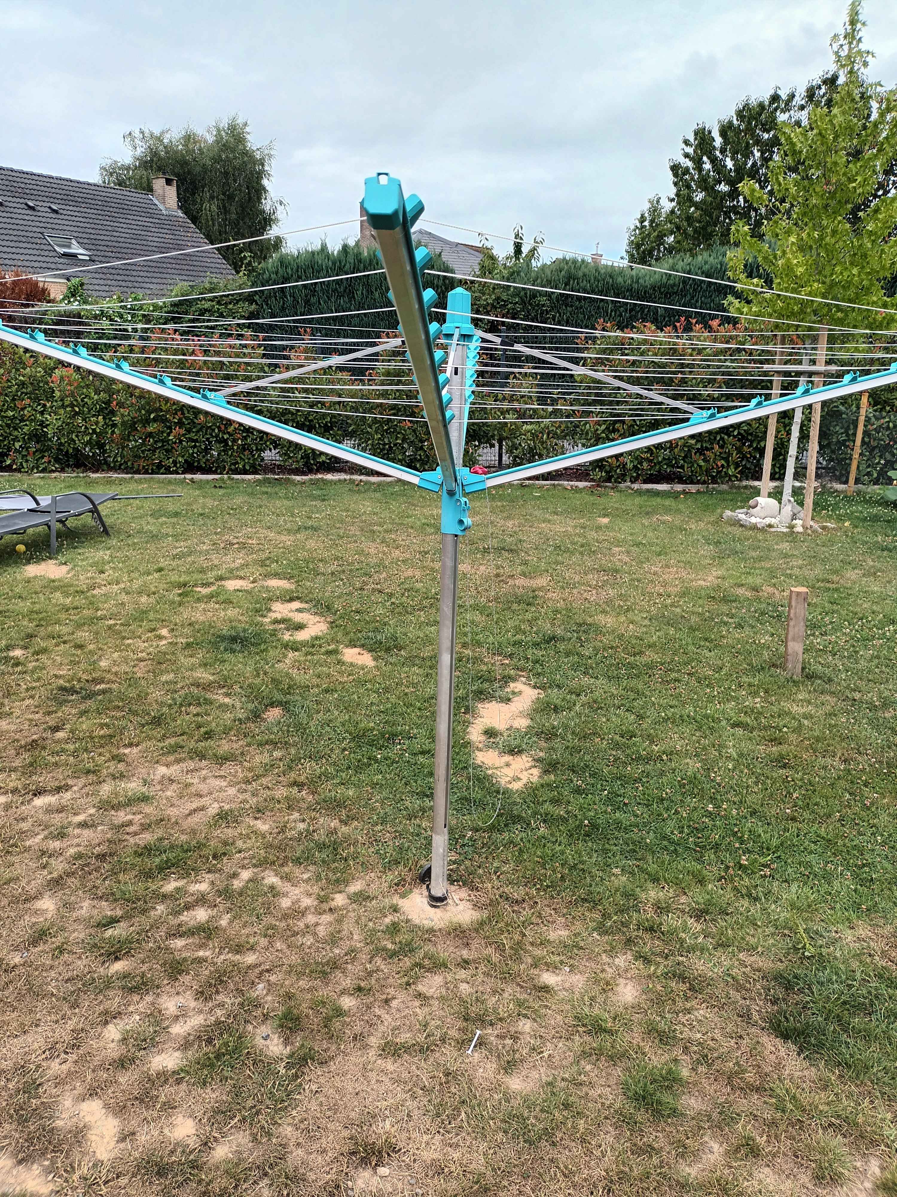 Comment fixer ou ancrer un séche-linge parapluie au sol ? 