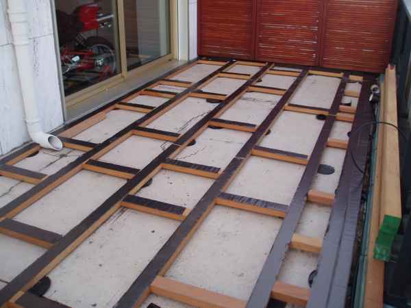 Terrasse sur plots : Avantages et inconvénients de la construction avec ou sans béton