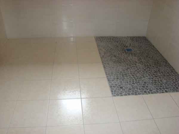 Installation de douche italienne avec et sans receveur : Guide complet avec matériel nécessaire et conseils d'expert