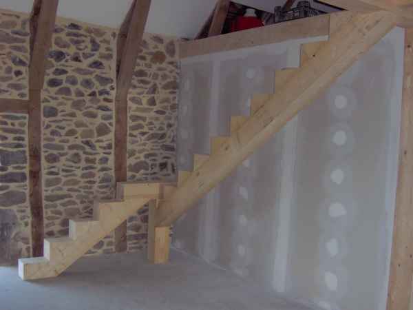 Les clés pour réussir l'installation d'un escalier en bois chez vous