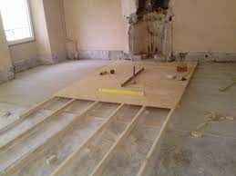  Guide complet pour l'installation d'un nouveau plancher en bois : Étapes essentielles et conseils d'entretien