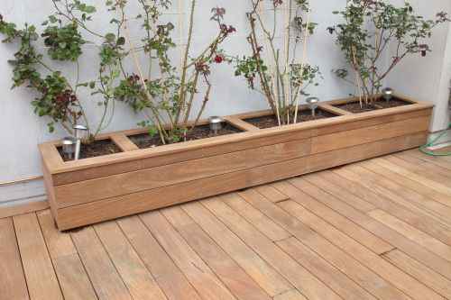 Guide complet pour construire une jardinière en bois sur votre balcon et embellir votre espace extérieur
