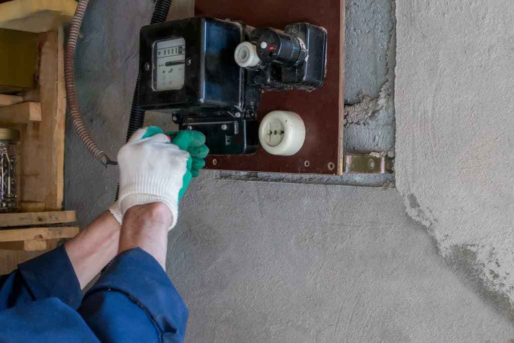 Révélez les signes alarmants d'une installation électrique vétuste : soyez conscient des potentiels dangers !