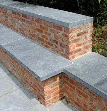Comment fixer ou coller un couvre-mur en pierre bleue sur des parpaings?